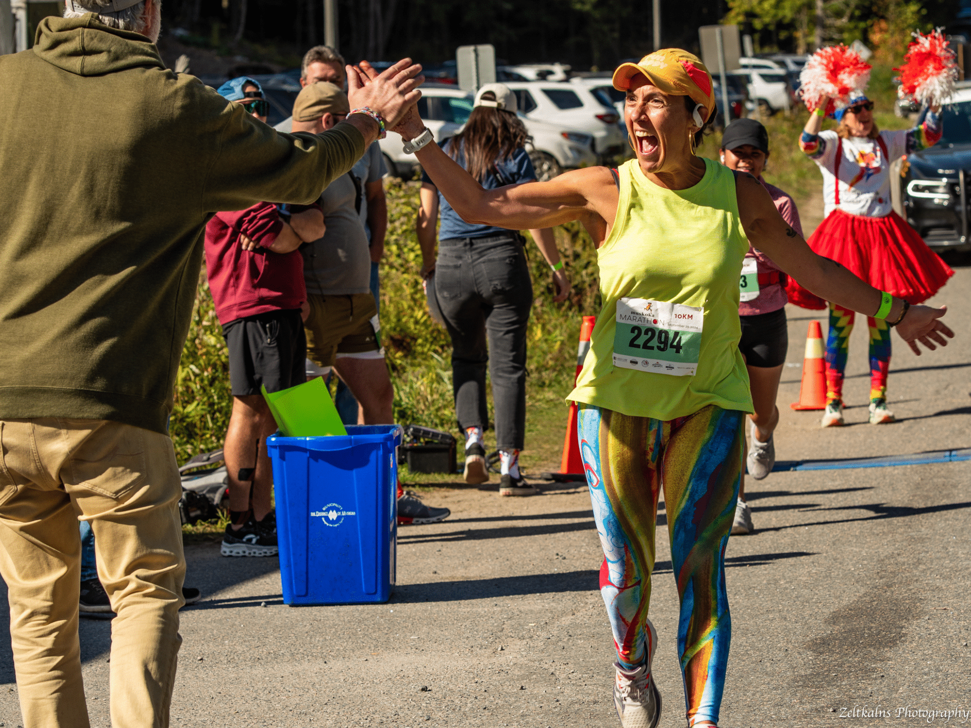 Race runner giving highfive during the muskoka marathon